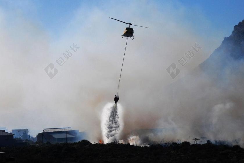 直升机 火 烟 火扑灭 消防设备 空响应 水袋 水桶的直升机