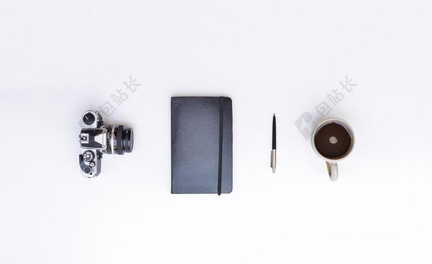 黑色物品相机本子钢笔咖啡背景图片