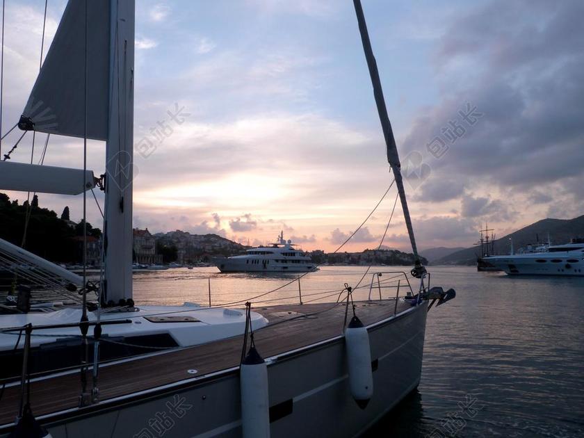 海上唯美夕阳下航行背景图片