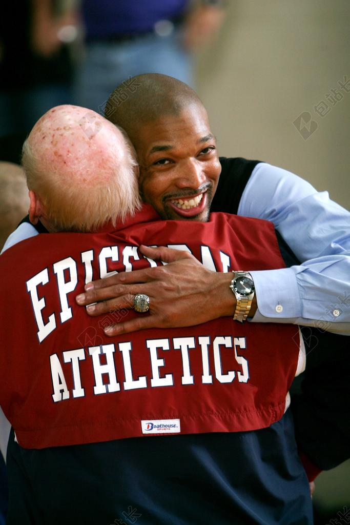 拥抱的白人和黑人背景图片