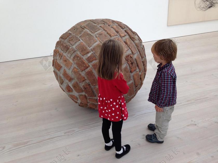 广告艺术设计男孩和女孩研究球宣传背景图片