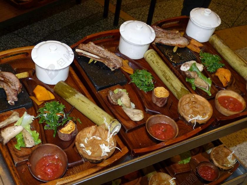 彩色餐饮食物诱人餐盘里面丰富美食主食菜肴特色背景图片