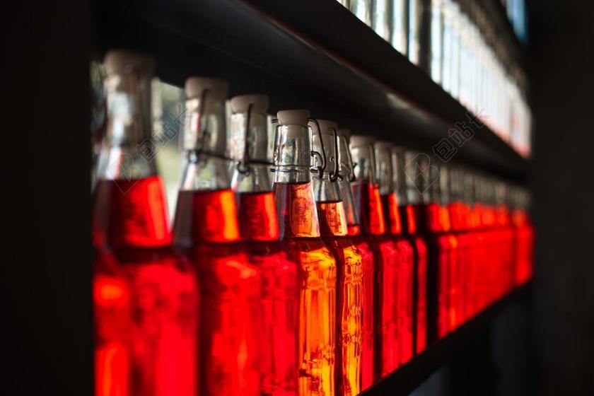 餐饮唯美透明红色酒背景图片