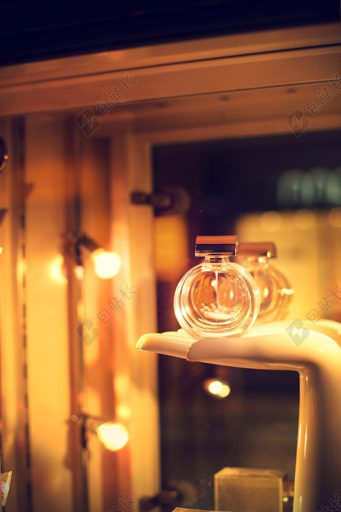 橱窗里的金色香水背景图片