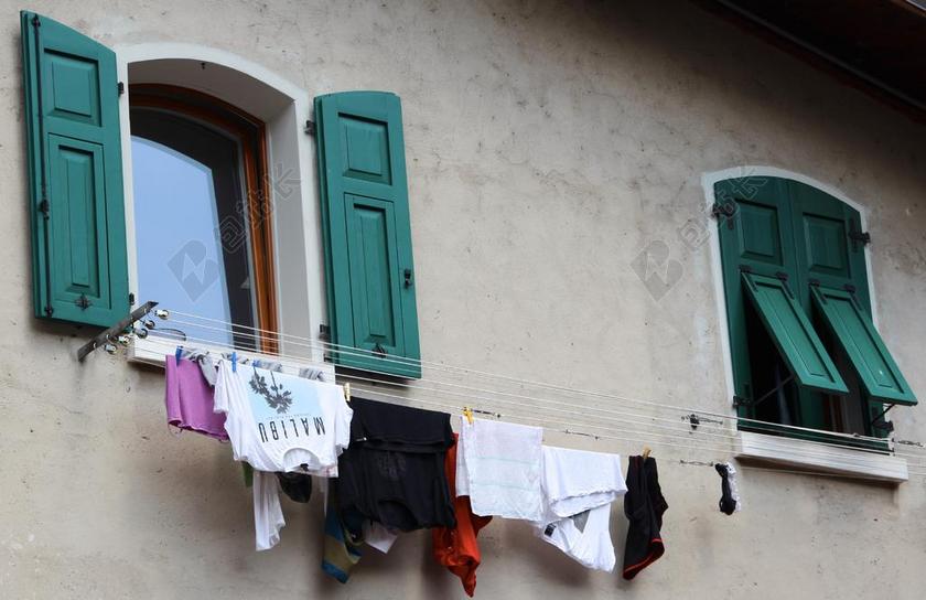 窗户边的衣服背景图片