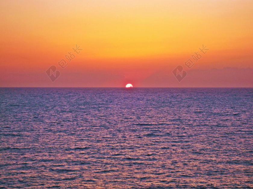 傍晚海面上的夕阳背景图片