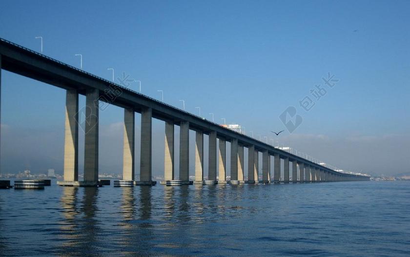 海面上白色的大桥背景图片