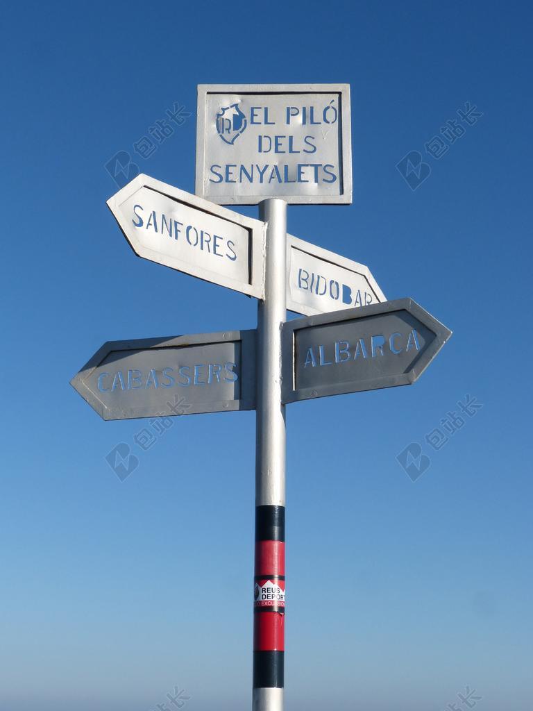 标牌清晰蓝天下的标牌路牌指示背景图片