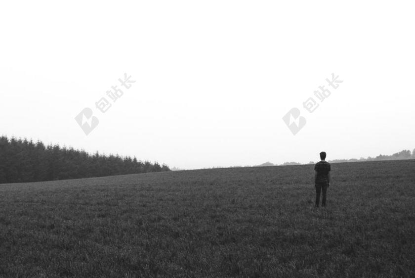 灰色自然宽广站在山野草地上的一人远足旅途自然背景图片