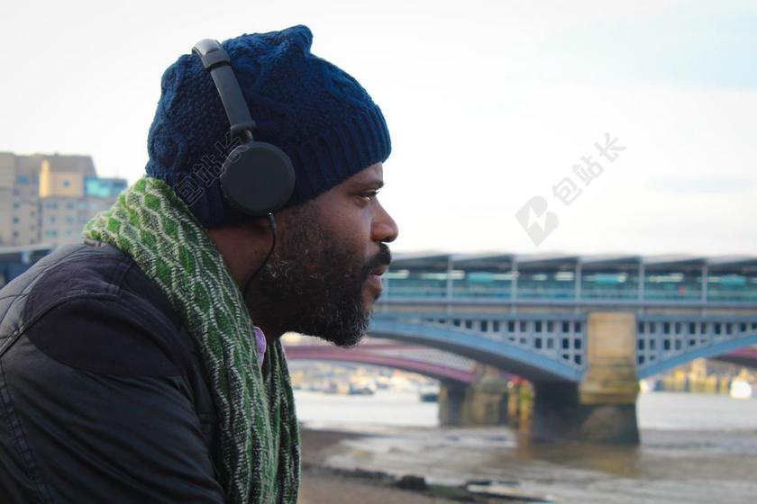 戴黑色耳机的黑人背景图片