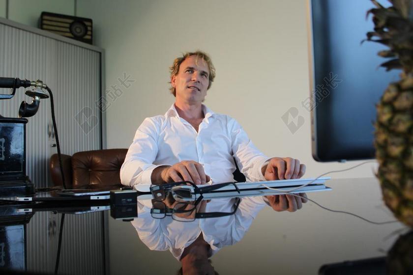 摄影商务男子办公背景图片