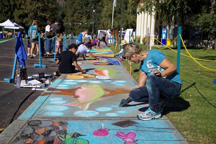 彩色人群文艺街头上人们在画画街景人物艺术创作背景图片