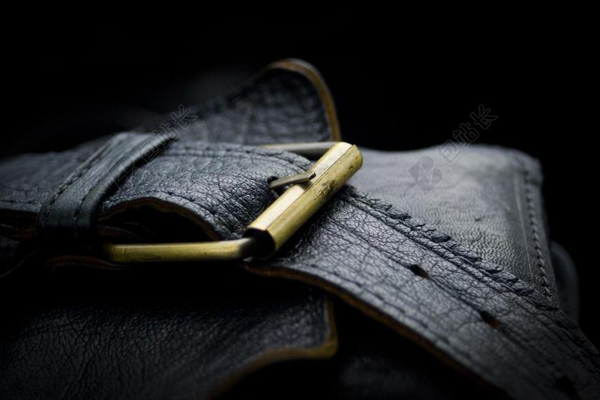 黑色的皮革扣子背景图片