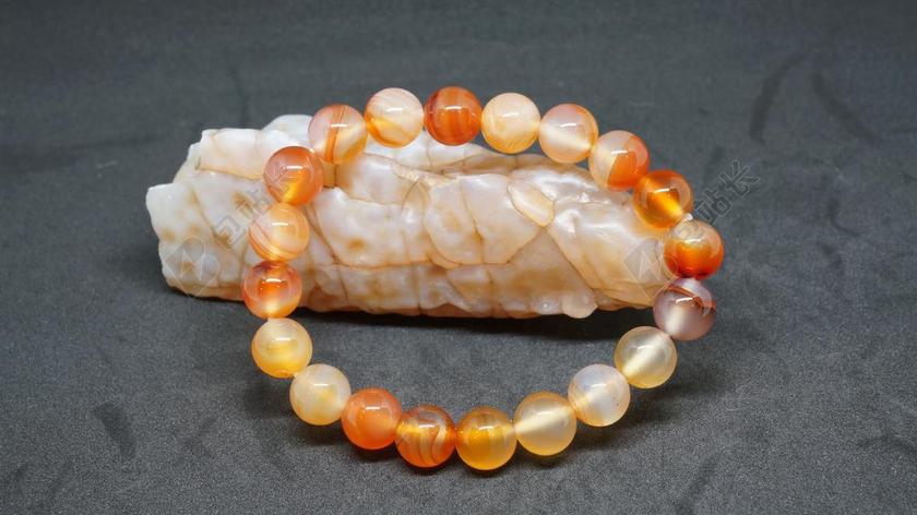 桌子上白色的玉和手镯背景图片