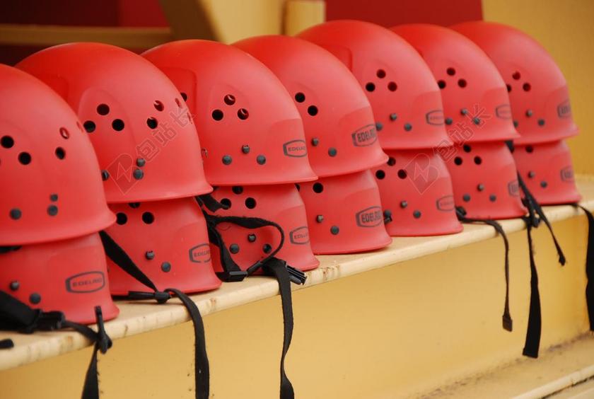 红色的安全帽背景图片