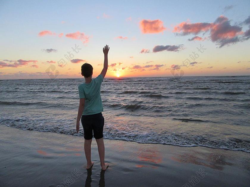 海滩上的男孩背景图片