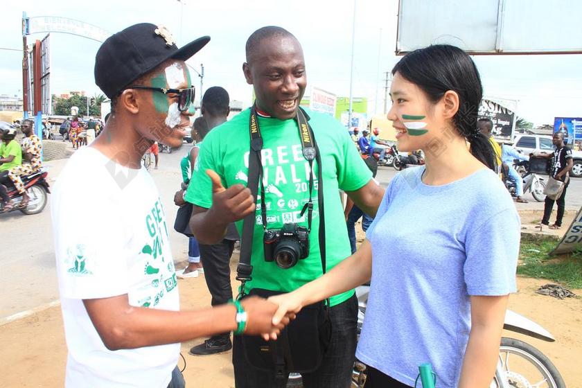 黑人男性 白夫人 亚洲 绿色步行 科托努 尼日利亚