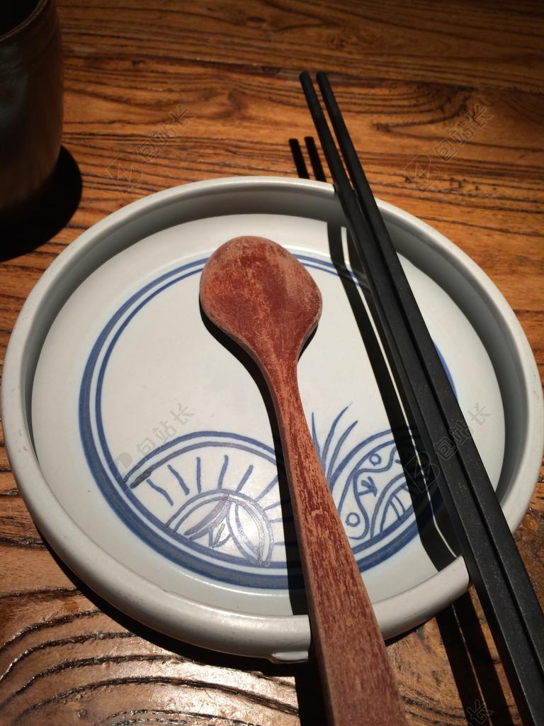 白色的盘子和勺子和筷子背景图片