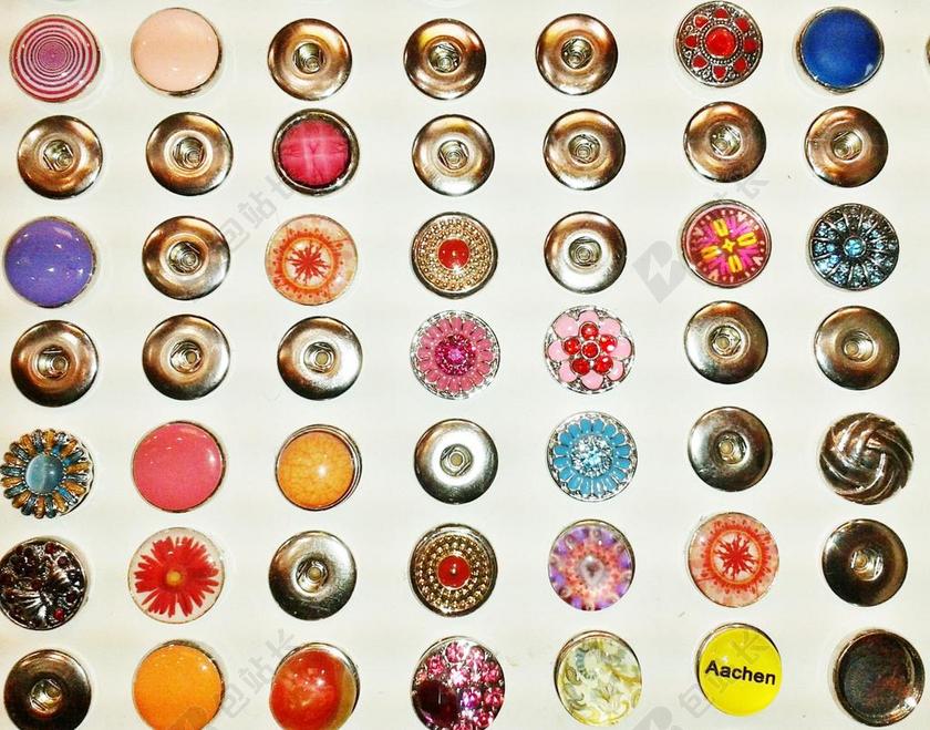 赤色的纽扣背景图片