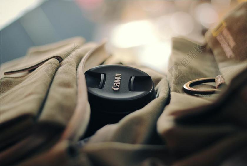 背包里黑色的相机背景图片