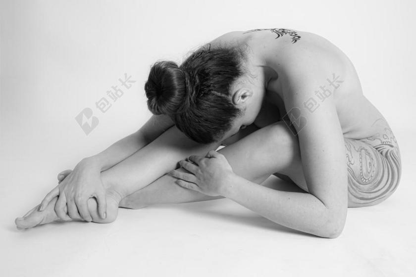 跳舞的纹身女孩背景图片