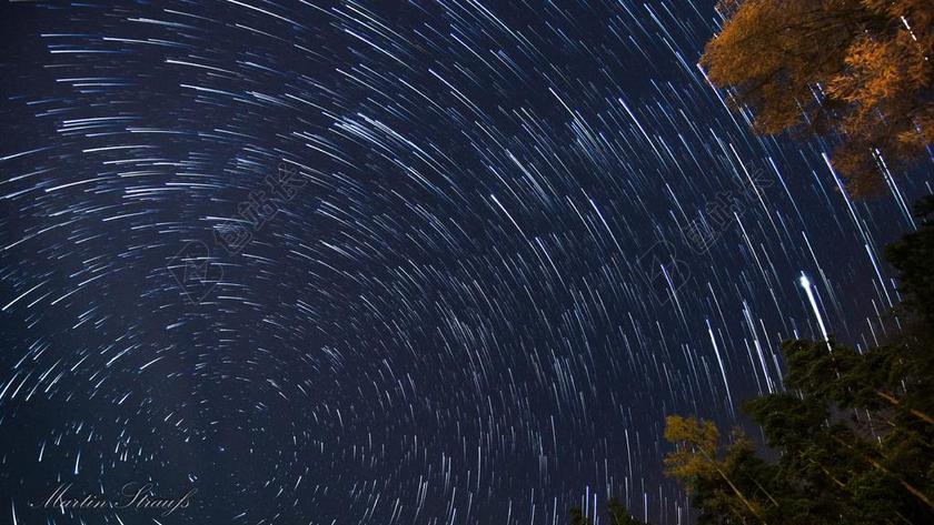 蓝白星空炫酷天空中的星环奇观星空星环背景图片