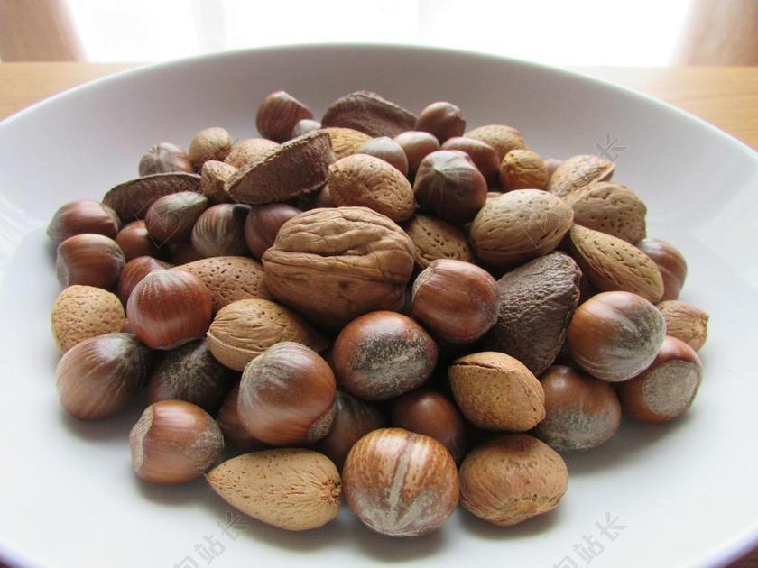 坚果在一个碗里 圣诞坚果 螺母 混合的坚果