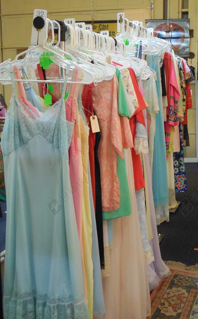 妇女服装内衣时尚成人衣服店背景图片