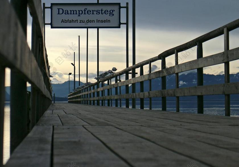 咖啡色建筑桥梁复古木板路木桥指示牌图片背景