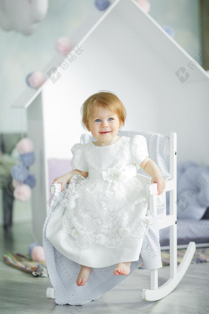婴儿 高兴 欢乐 童年 播放 坐 孩子 女孩 蓝眼睛