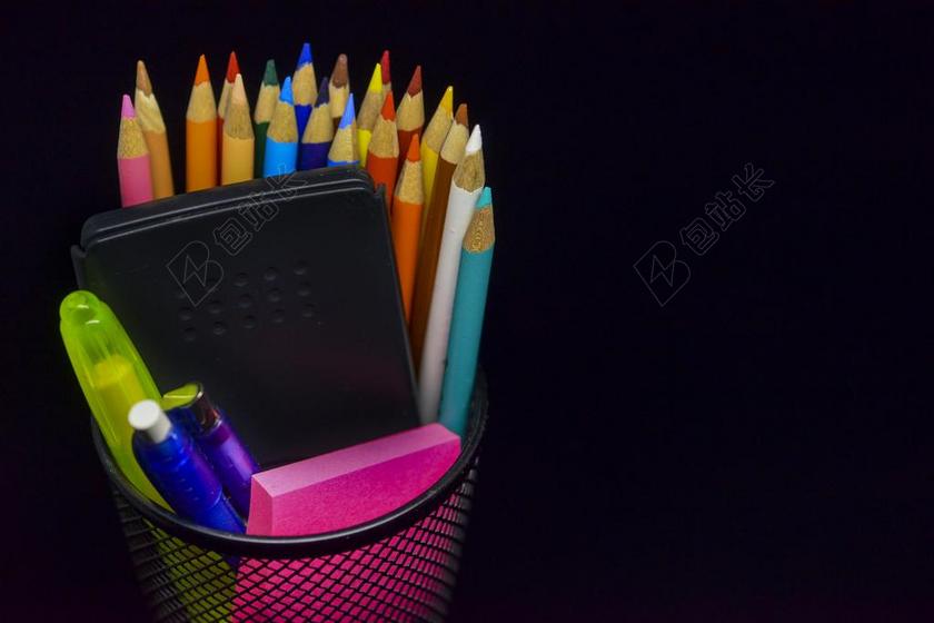 彩色文具展示笔筒中的彩色铅笔计算器便签背景图片