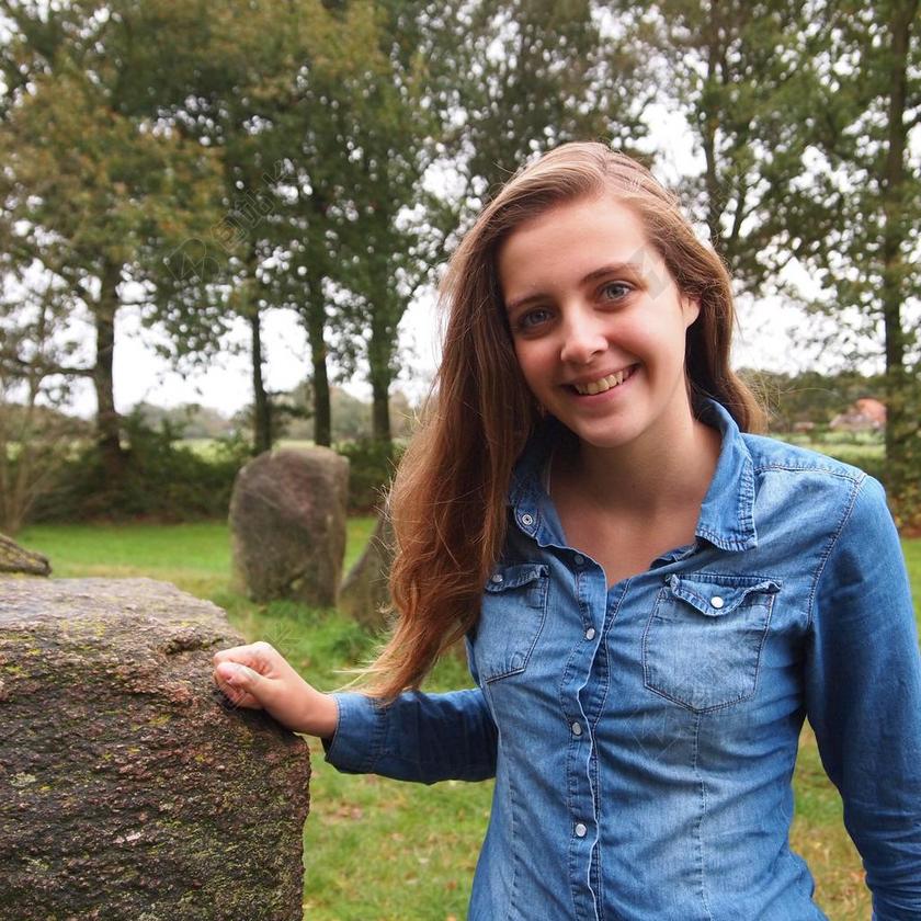 人物亲和户外微笑的女孩野外人物摄影背景图片