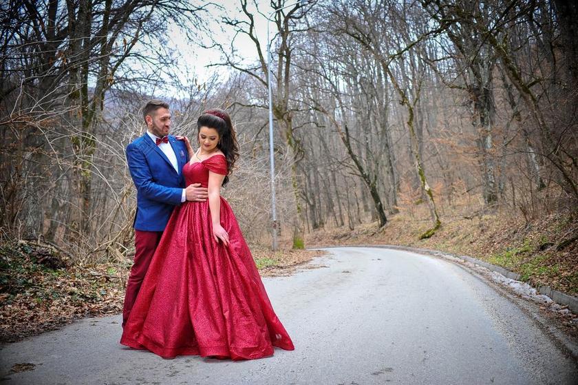 人肖像路上的婚礼夫妇背景图片