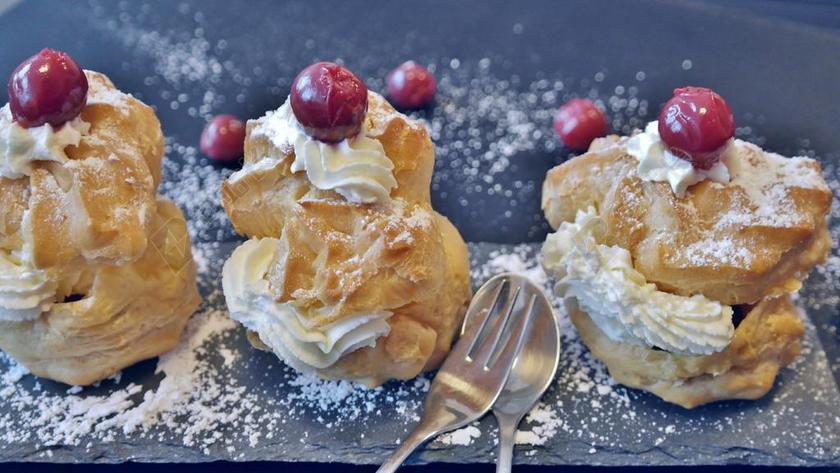 餐饮时尚奶油泡芙背景图片