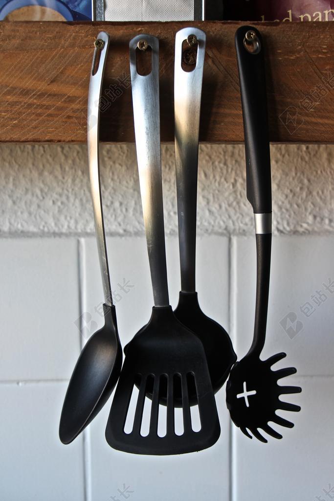 厨具架子上的厨具背景图片