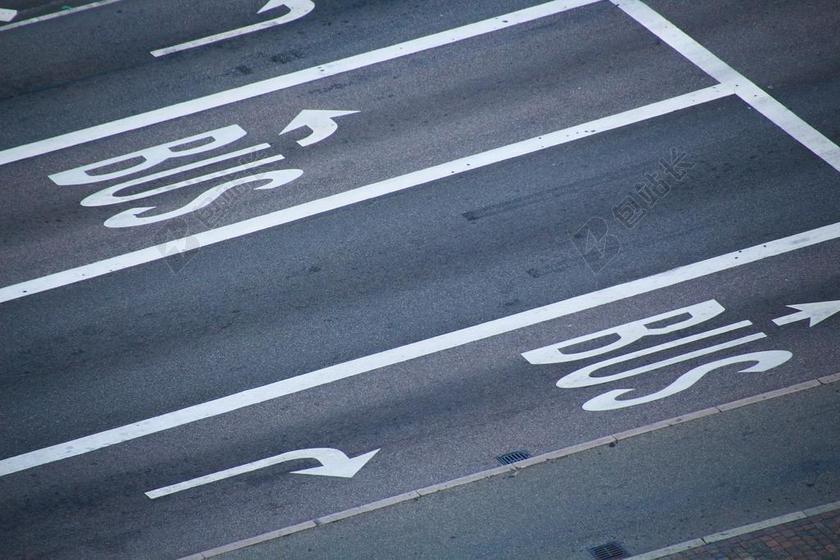 蓝白交通写实公路上的道路标志指示标志交通行驶背景图片