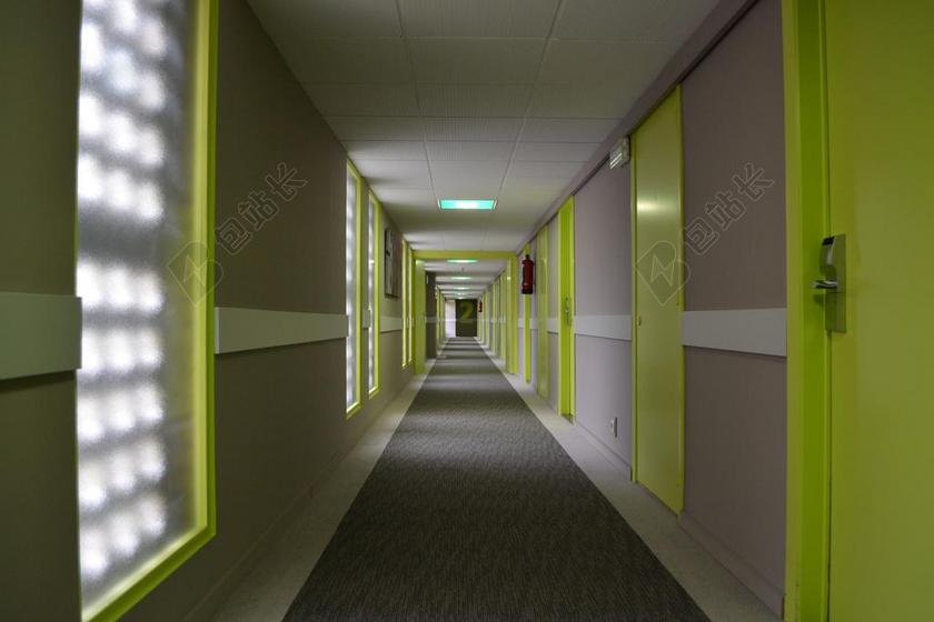 绿色清新干净酒店过道背景图片