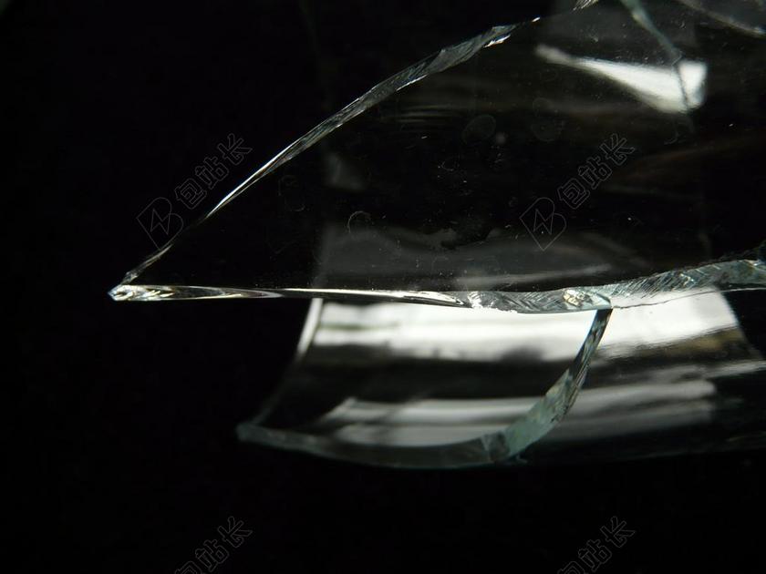 黑白玻璃碎片特写背景图片