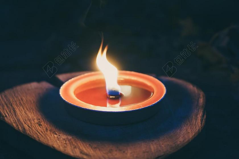 夜晚浪漫蜡烛点燃照明背景图片