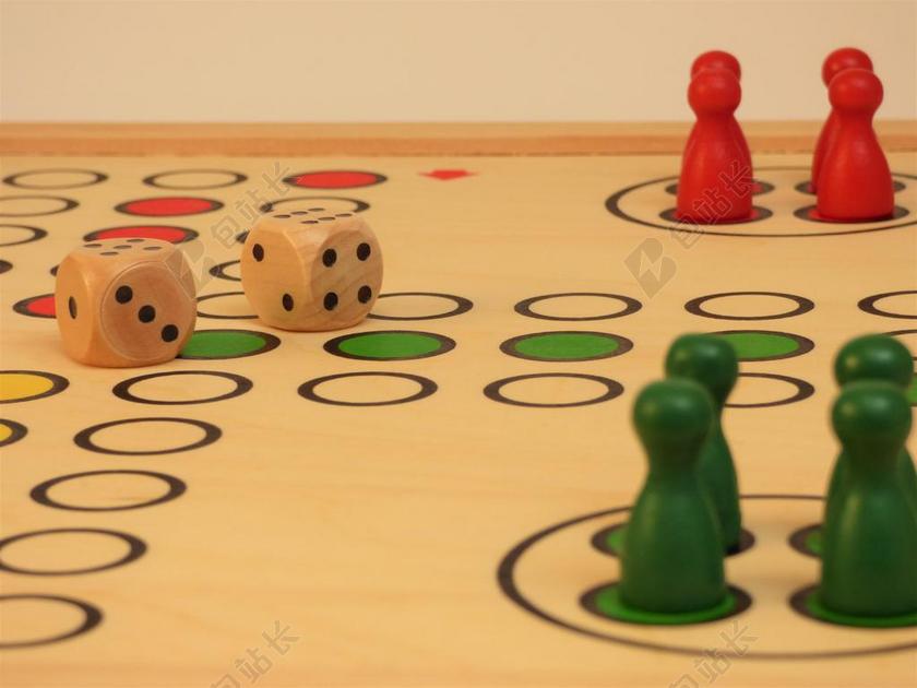 木板上的骰子和飞行棋背景图片