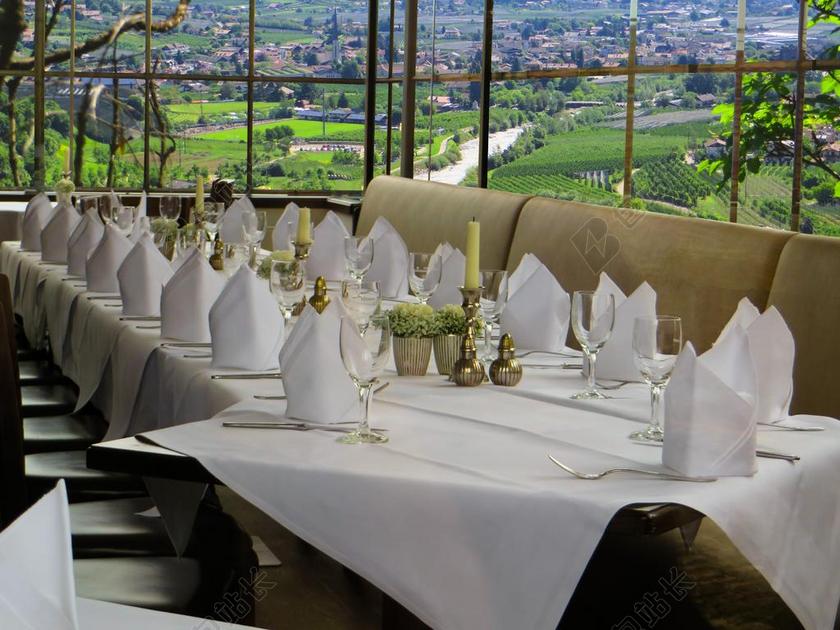 酒店里白色的餐桌背景图片