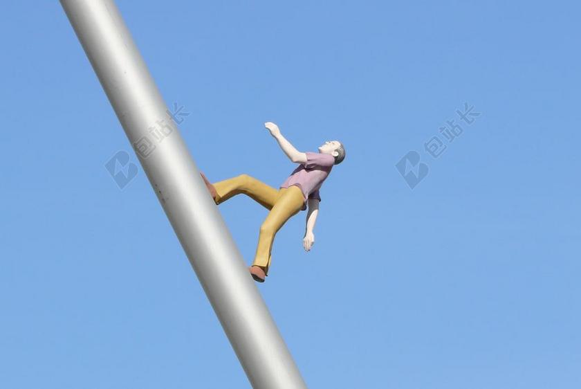 银色杆子上的小人背景图片