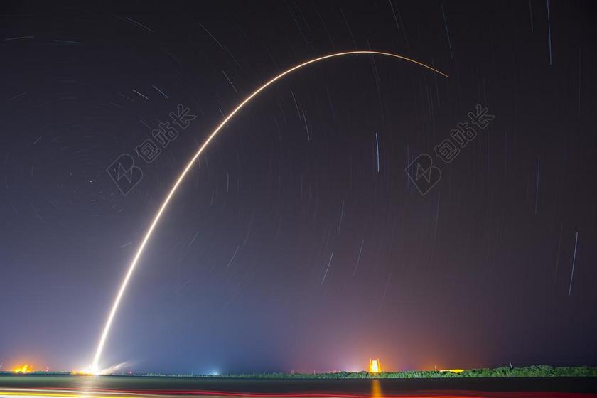 彩色灯光炫彩天空中喷射娥圆弧光线光影都市城市夜景背景图片