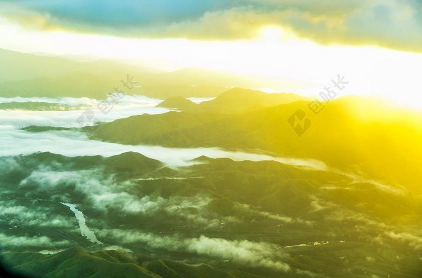 金色的阳光和山脉背景图片