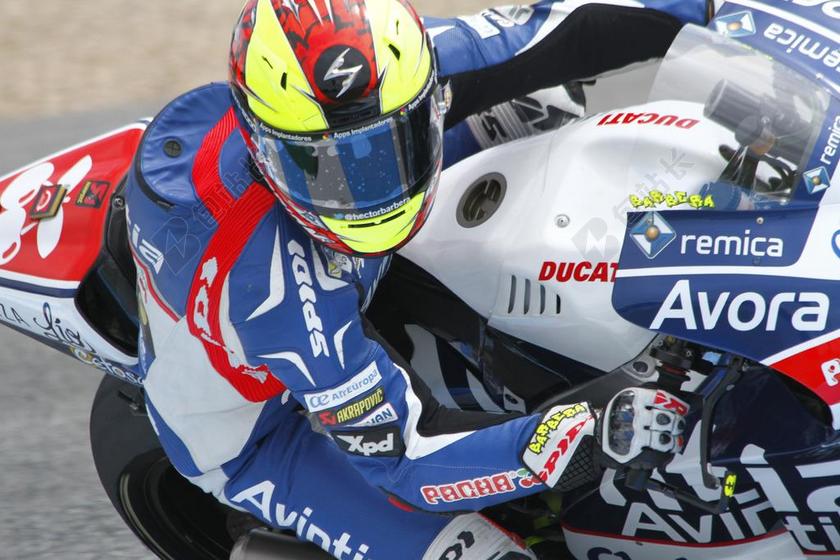 赛道上的摩托车骑手背景图片