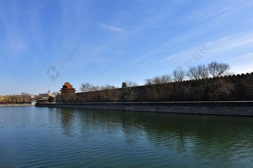 蓝色建筑古典沿湖而建的城墙中式建筑设计景点背景图片