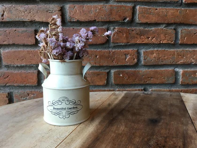 干花 花 花瓶 在墙 砖块。