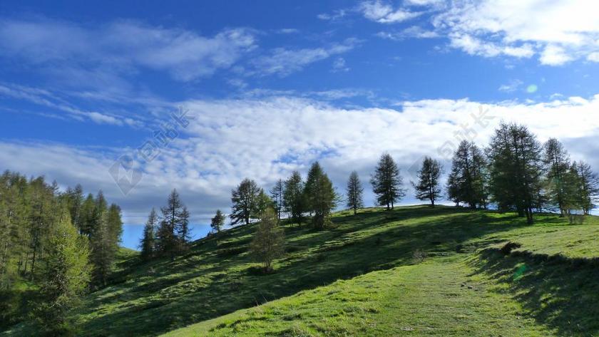 景观 性质 山 天空 阴影 和 光 曲线 树 春天 蓝色