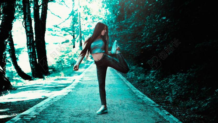人像摄影抓拍POSE女孩瑜伽运动休闲牛仔裤广告宣传图片