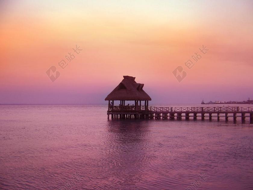 唯美海滩上的凉亭背景图片